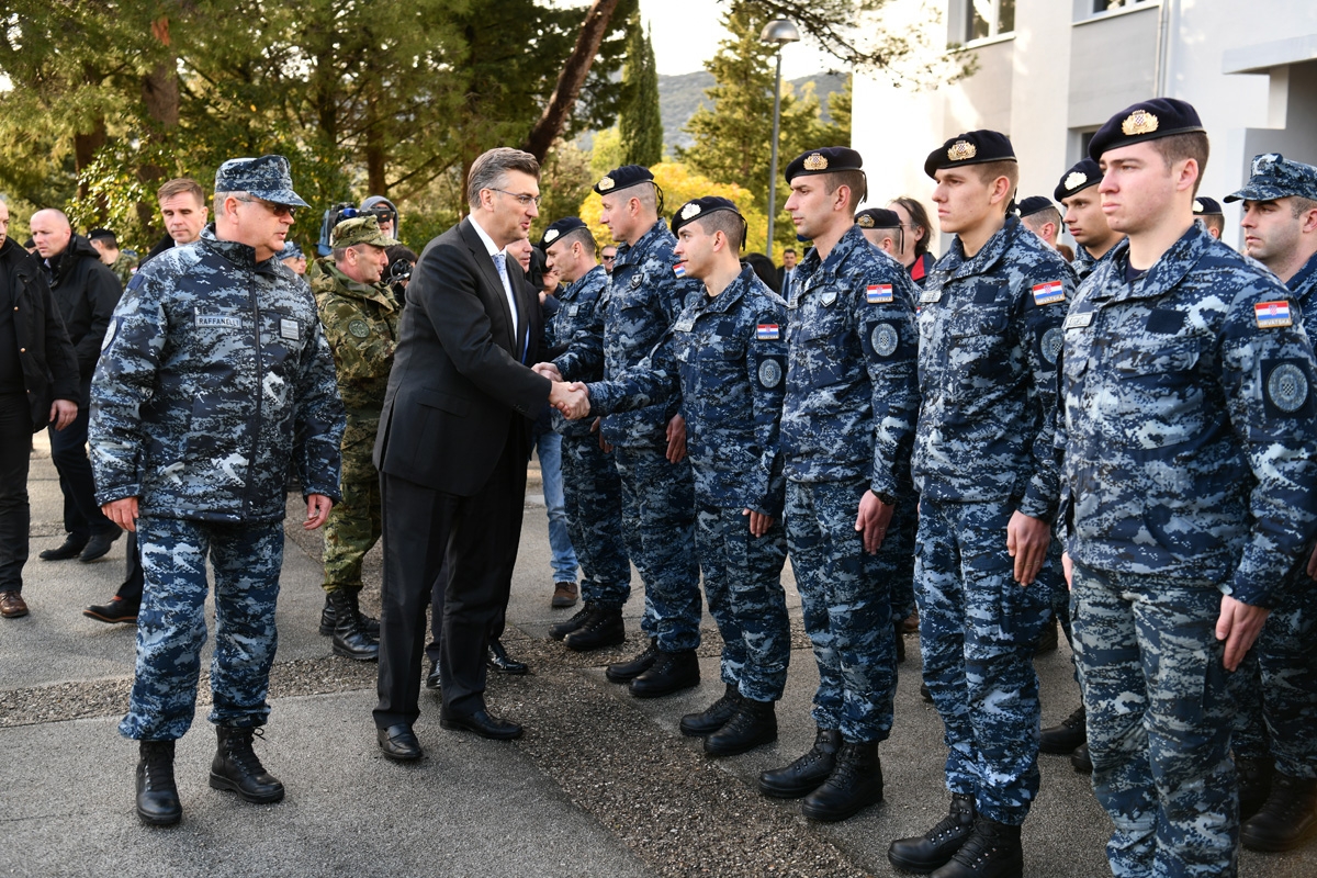 https://www.morh.hr/wp-content/gallery/predsjednik-vlade-obisao-vojarnu-116-brigade-hv-u-plocama/krsticevic_plenkovic_vojarna_ploce_310119_03.jpg