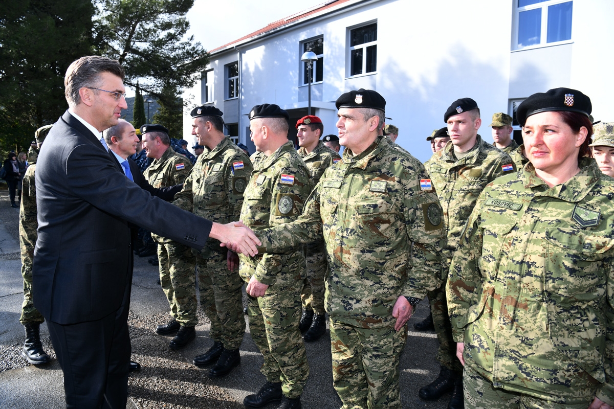 https://www.morh.hr/wp-content/gallery/predsjednik-vlade-obisao-vojarnu-116-brigade-hv-u-plocama/krsticevic_plenkovic_vojarna_ploce_310119_04.jpg