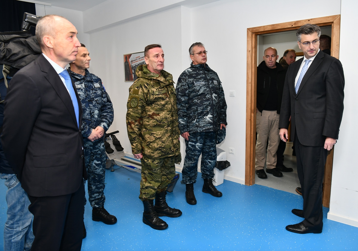 https://www.morh.hr/wp-content/gallery/predsjednik-vlade-obisao-vojarnu-116-brigade-hv-u-plocama/krsticevic_plenkovic_vojarna_ploce_310119_06.jpg