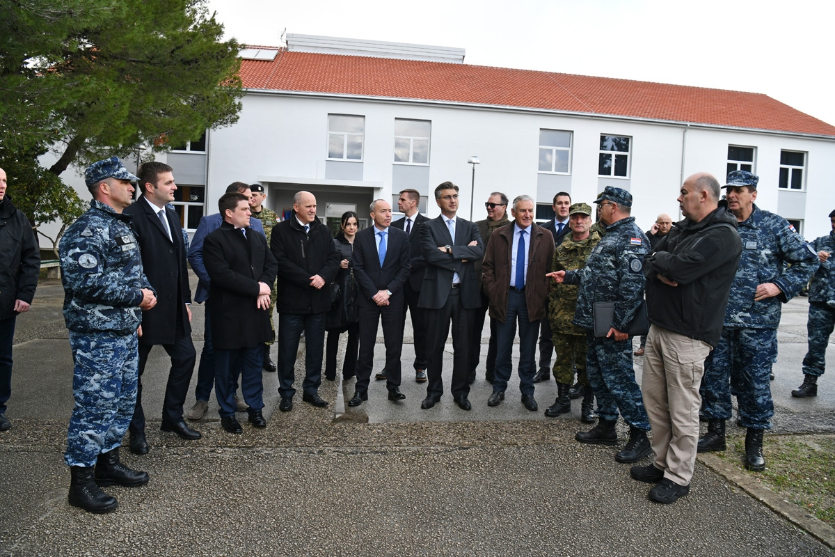 https://www.morh.hr/wp-content/gallery/predsjednik-vlade-obisao-vojarnu-116-brigade-hv-u-plocama/krsticevic_plenkovic_vojarna_ploce_310119_08.jpg