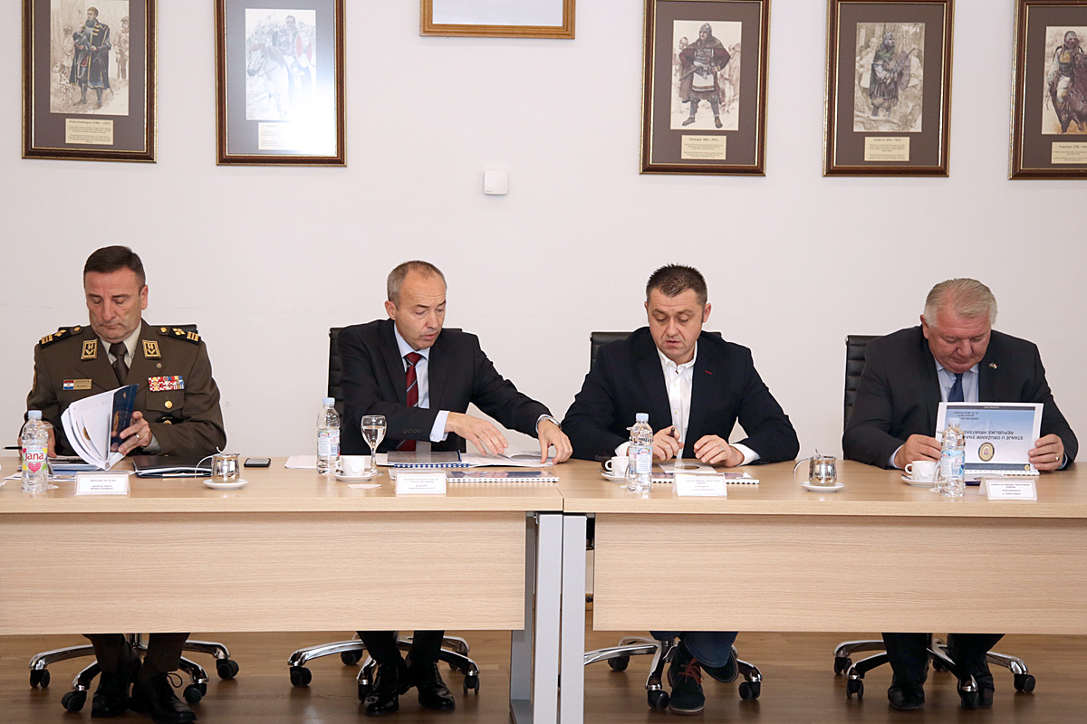 https://www.morh.hr/wp-content/gallery/predsjednik-vlade-rh-i-saborski-odbor-za-obranu-u-vojarni-croatia/saborski_odbor_24112016_01.jpg