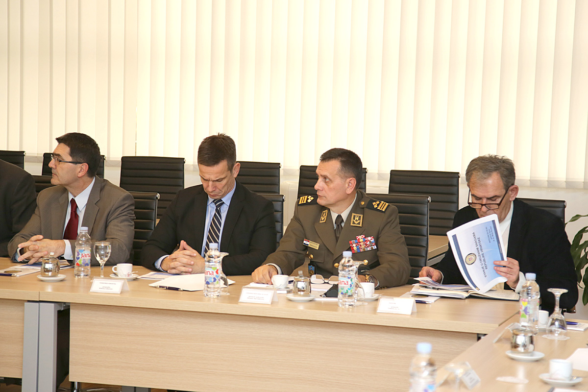 https://www.morh.hr/wp-content/gallery/predsjednik-vlade-rh-i-saborski-odbor-za-obranu-u-vojarni-croatia/saborski_odbor_24112016_02.jpg