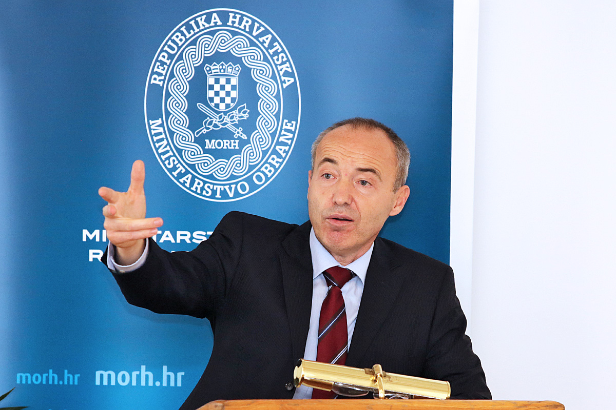 https://www.morh.hr/wp-content/gallery/predsjednik-vlade-rh-i-saborski-odbor-za-obranu-u-vojarni-croatia/saborski_odbor_24112016_04.jpg