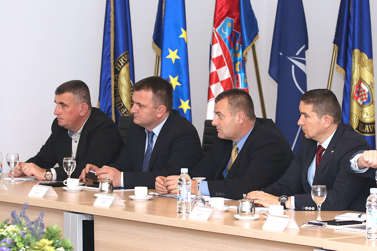 https://www.morh.hr/wp-content/gallery/predsjednik-vlade-rh-i-saborski-odbor-za-obranu-u-vojarni-croatia/saborski_odbor_24112016_05.jpg