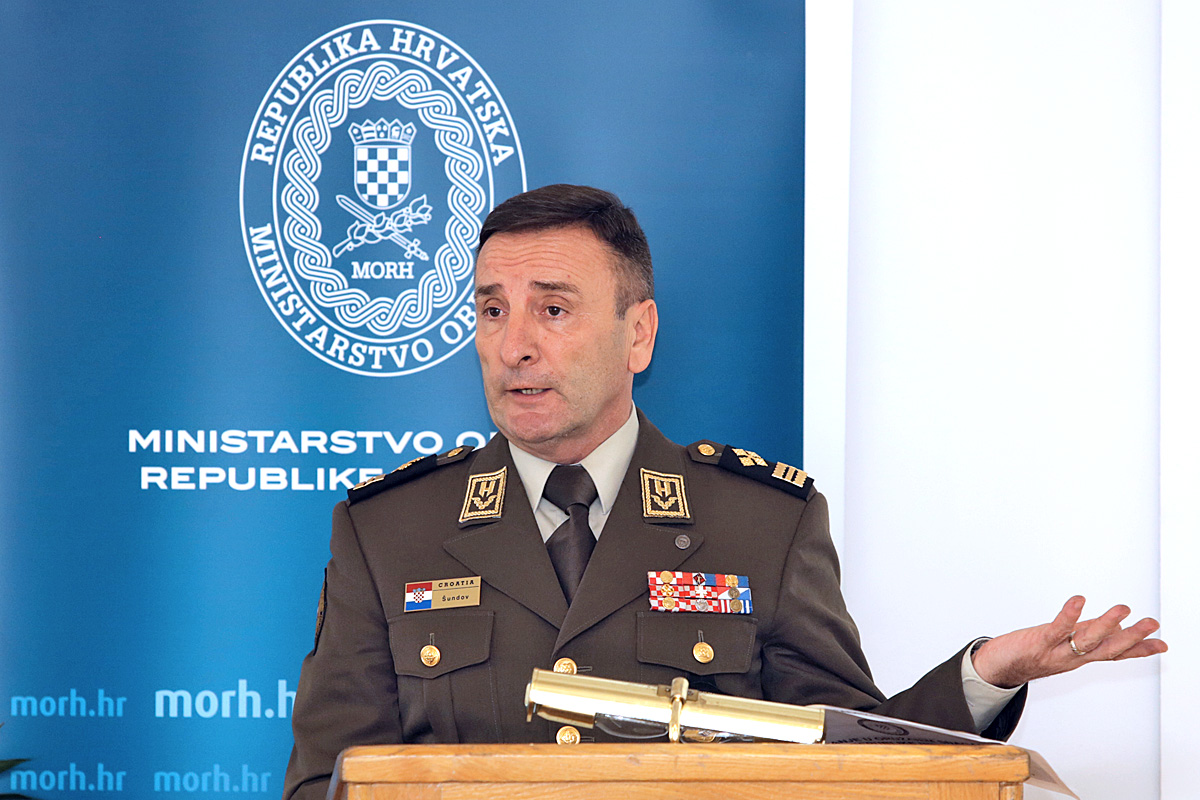https://www.morh.hr/wp-content/gallery/predsjednik-vlade-rh-i-saborski-odbor-za-obranu-u-vojarni-croatia/saborski_odbor_24112016_06.jpg