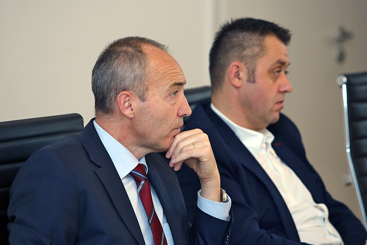 https://www.morh.hr/wp-content/gallery/predsjednik-vlade-rh-i-saborski-odbor-za-obranu-u-vojarni-croatia/saborski_odbor_24112016_07.jpg