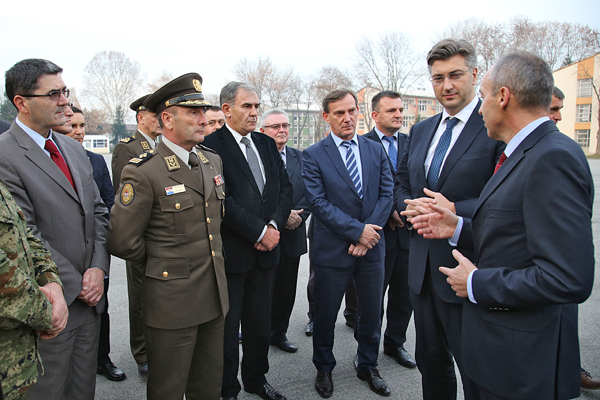 https://www.morh.hr/wp-content/gallery/predsjednik-vlade-rh-i-saborski-odbor-za-obranu-u-vojarni-croatia/saborski_odbor_24112016_08.jpg