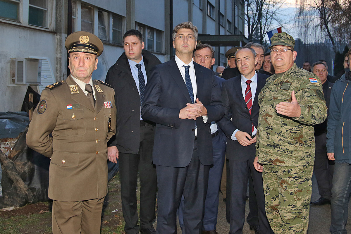 https://www.morh.hr/wp-content/gallery/predsjednik-vlade-rh-i-saborski-odbor-za-obranu-u-vojarni-croatia/saborski_odbor_24112016_10.jpg