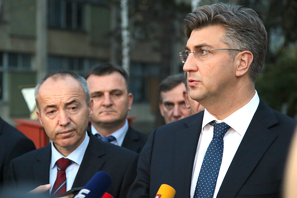 https://www.morh.hr/wp-content/gallery/predsjednik-vlade-rh-i-saborski-odbor-za-obranu-u-vojarni-croatia/saborski_odbor_24112016_11.jpg
