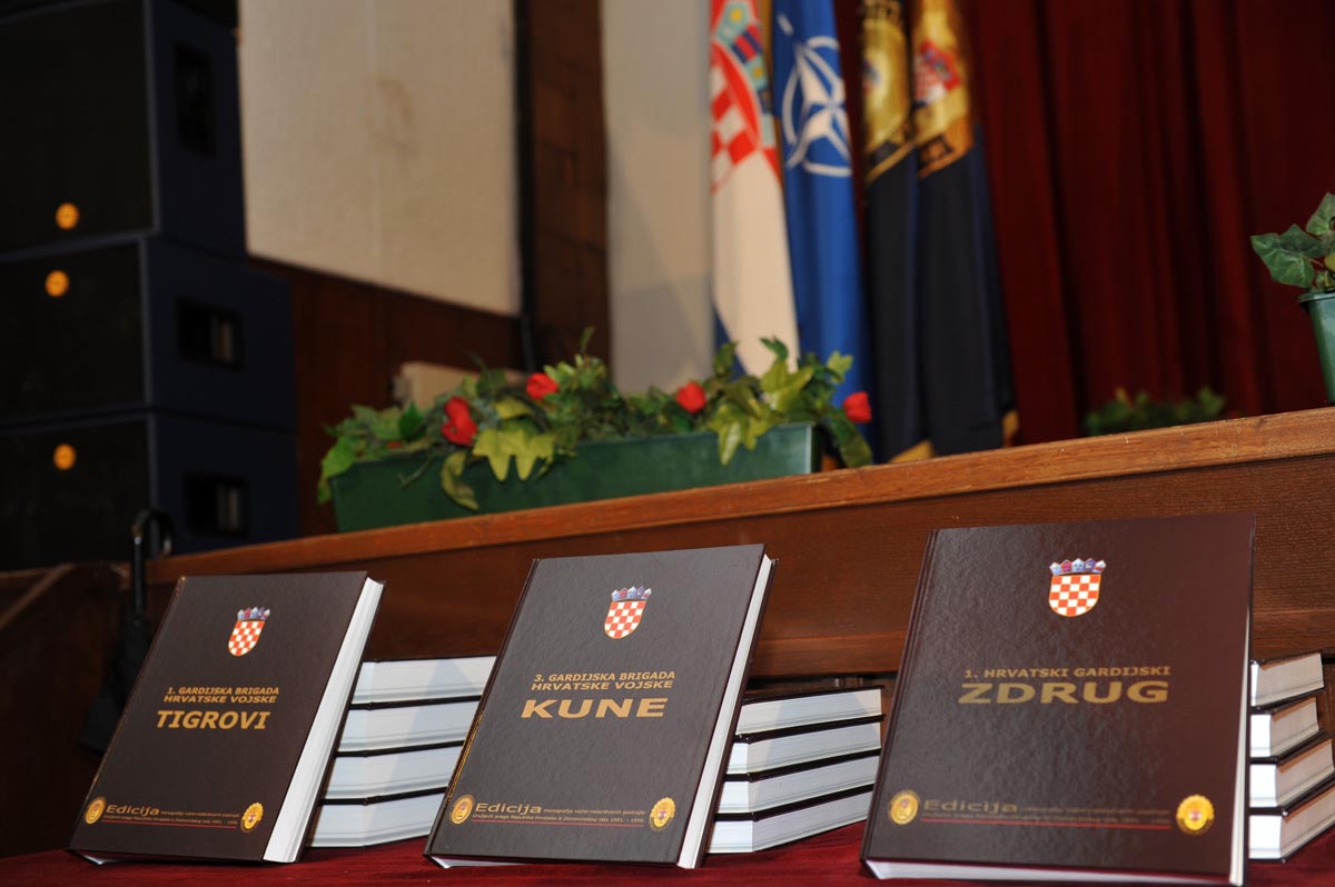 https://www.morh.hr/wp-content/gallery/predstavljene-monografije-triju-ratnih-postrojbi-osrh/monografije_12102012_03.jpg