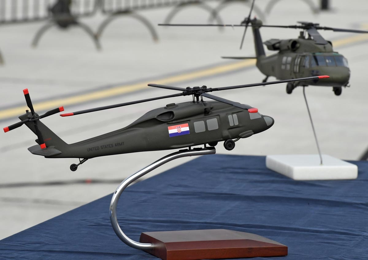 https://www.morh.hr/wp-content/gallery/predstavljeni-helikopteri-black-hawk-uh-60m/black_hawk_uh_60_m_12102018_16.jpg