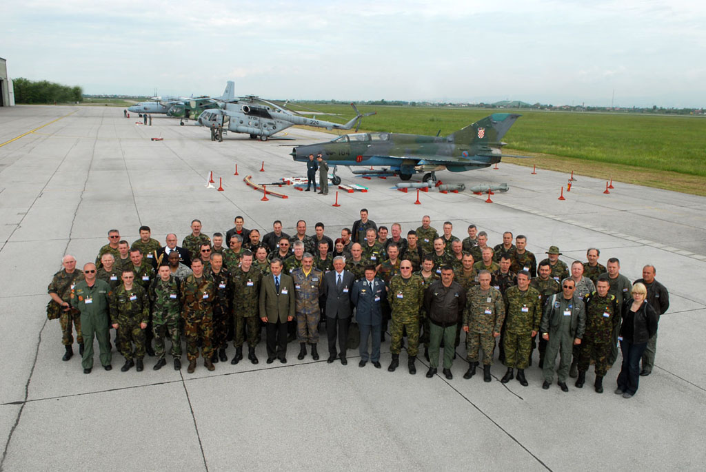https://www.morh.hr/wp-content/gallery/predstavnici-oess-a-u-posjetu-91-zb-hrz-i-pzo-a/oess-zb_1_12052010_v.jpg