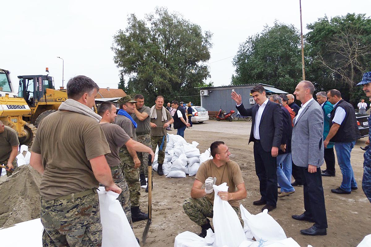 https://www.morh.hr/wp-content/gallery/premijer-rh-sa-pripadnicima-osrh-u-obrani-od-poplava/poplave_10062013_1.jpg