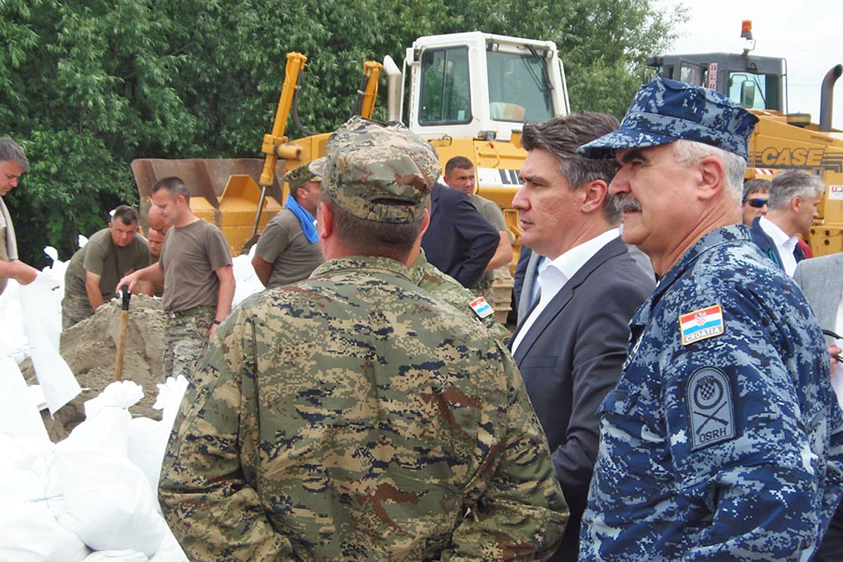 https://www.morh.hr/wp-content/gallery/premijer-rh-sa-pripadnicima-osrh-u-obrani-od-poplava/poplave_10062013_4.jpg