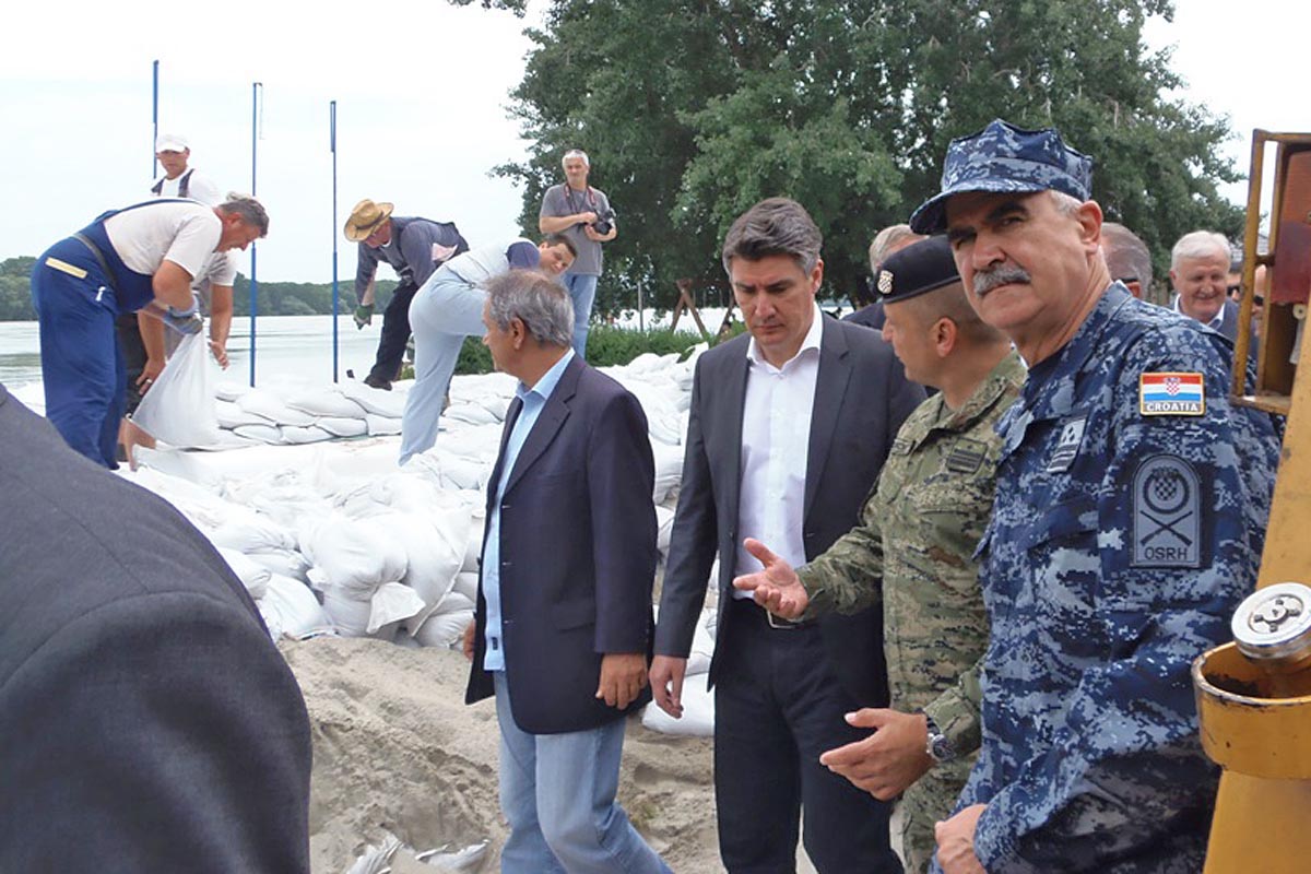 https://www.morh.hr/wp-content/gallery/premijer-rh-sa-pripadnicima-osrh-u-obrani-od-poplava/poplave_10062013_8.jpg