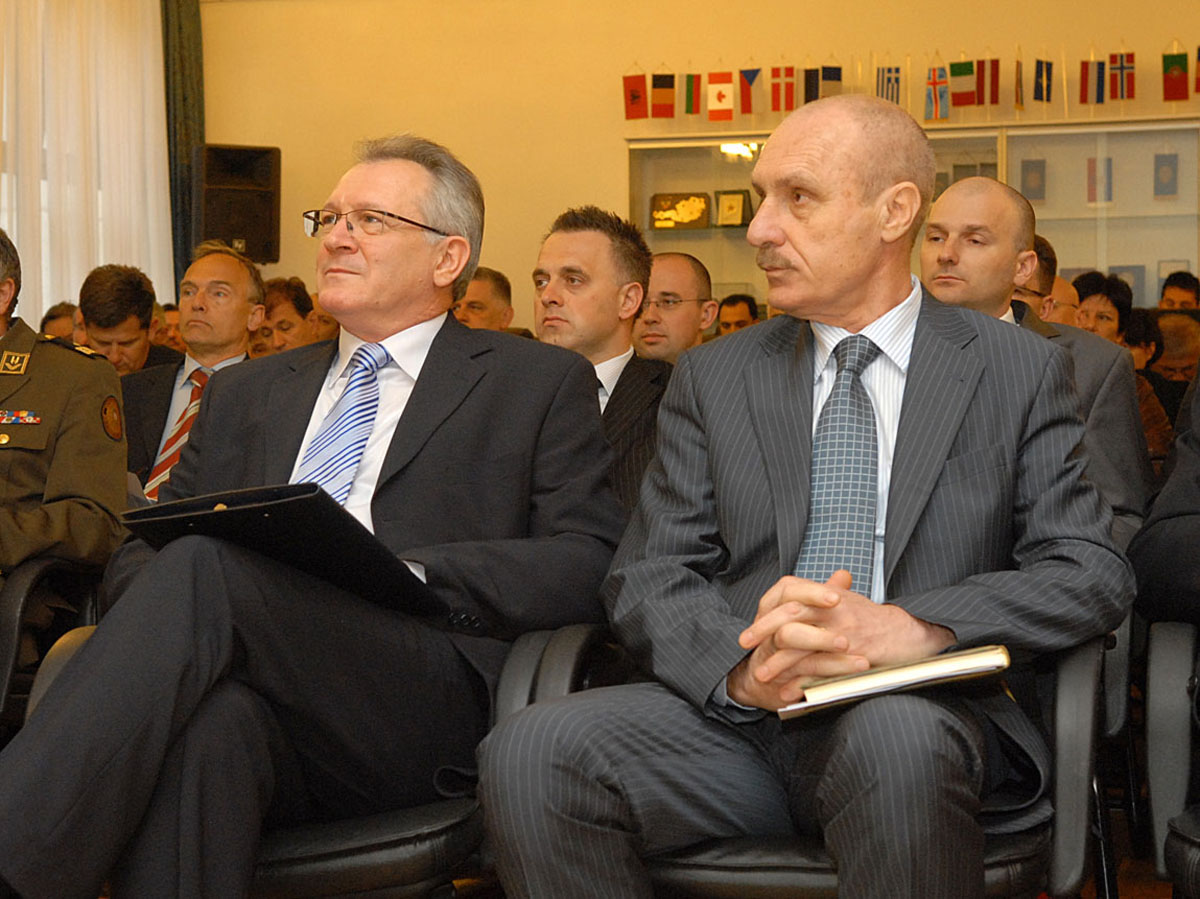 https://www.morh.hr/wp-content/gallery/prezentacija-koncepta-i-stratekog-okvira-programa-izgradnje-hrvatskog-vojno-industrijskog-klastera/hvik_20100412_8.jpg