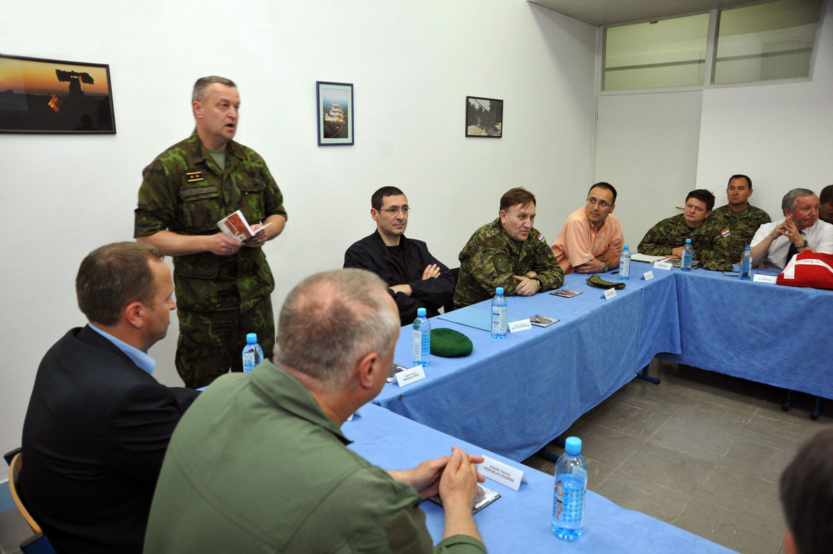 https://www.morh.hr/wp-content/gallery/prezentacija-zajednike-obuke-hrvatsko-ekih-zrakoplovnih-timova/zemunik_10052012_01.jpg
