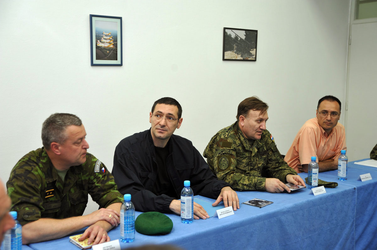 https://www.morh.hr/wp-content/gallery/prezentacija-zajednike-obuke-hrvatsko-ekih-zrakoplovnih-timova/zemunik_10052012_02.jpg