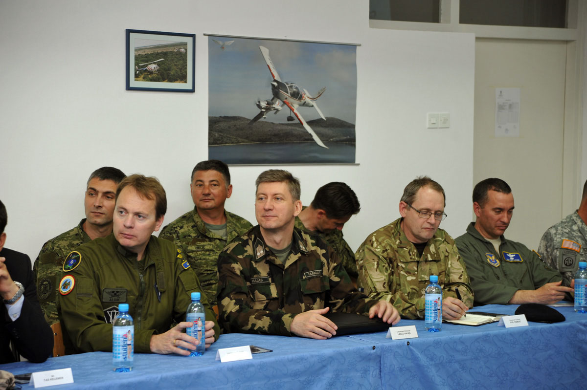 https://www.morh.hr/wp-content/gallery/prezentacija-zajednike-obuke-hrvatsko-ekih-zrakoplovnih-timova/zemunik_10052012_06.jpg