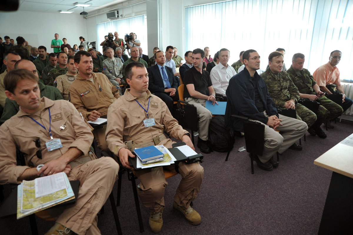 https://www.morh.hr/wp-content/gallery/prezentacija-zajednike-obuke-hrvatsko-ekih-zrakoplovnih-timova/zemunik_10052012_14.jpg