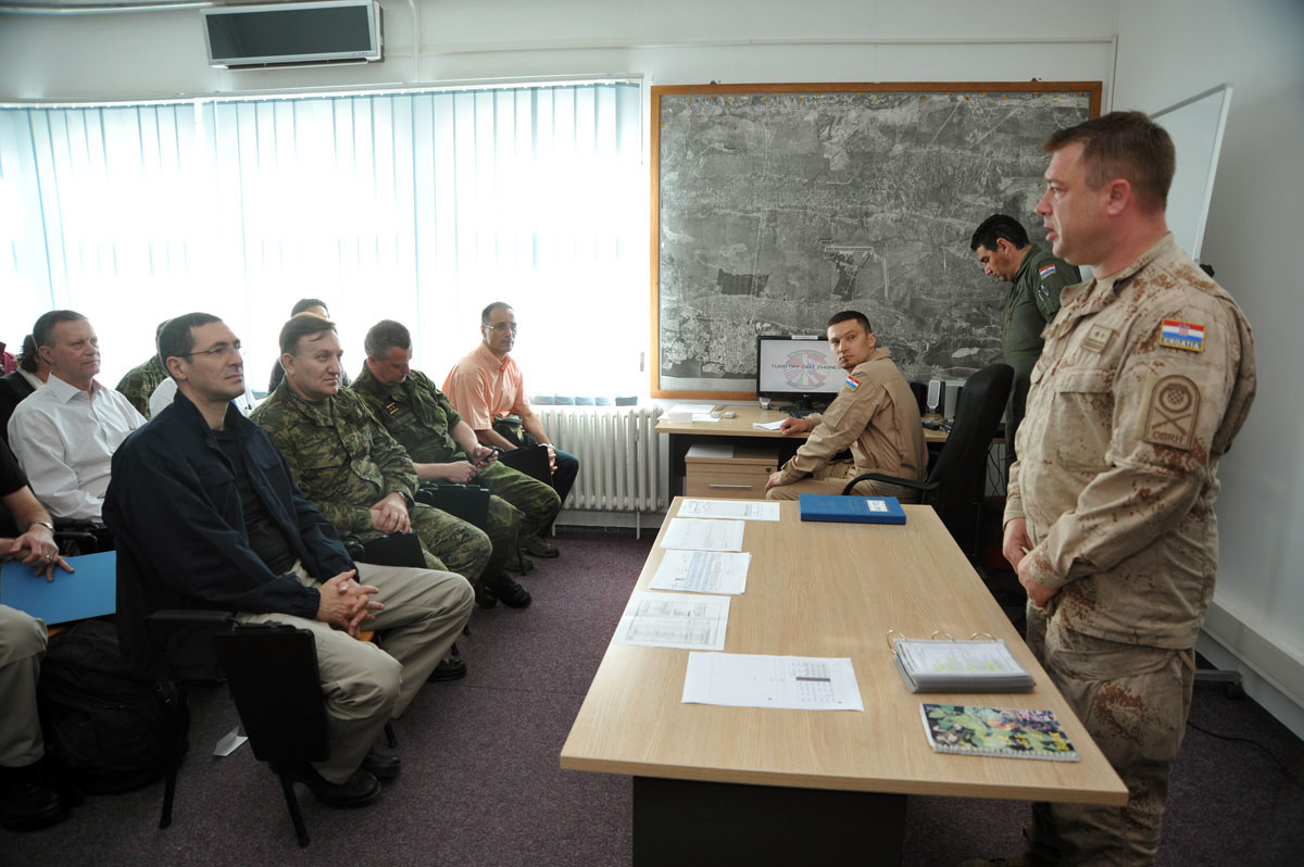 https://www.morh.hr/wp-content/gallery/prezentacija-zajednike-obuke-hrvatsko-ekih-zrakoplovnih-timova/zemunik_10052012_16.jpg