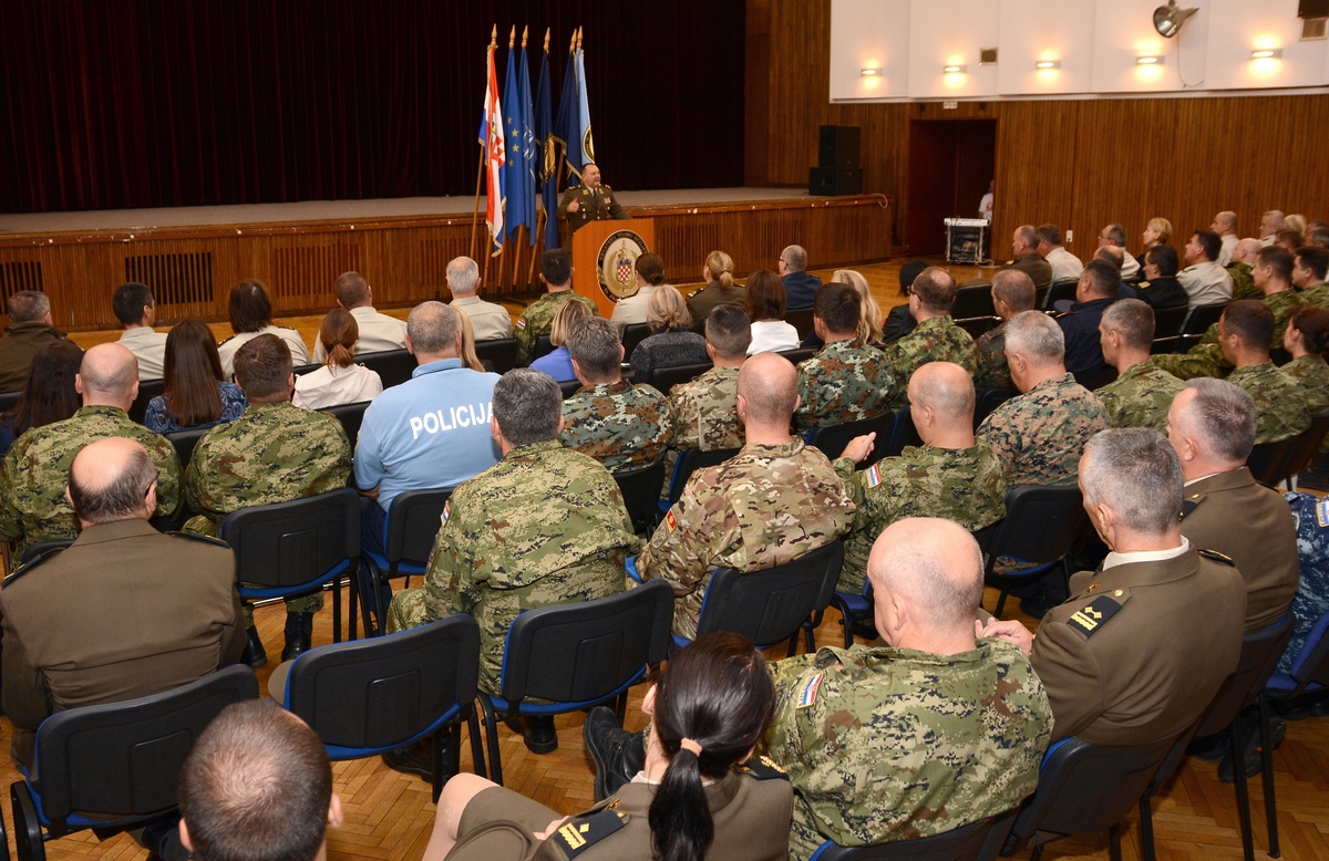 https://www.morh.hr/wp-content/gallery/prigodna-svecanost-povodom-pocetka-skolske-godine-na-hvu/hvu_11092017_5.jpg