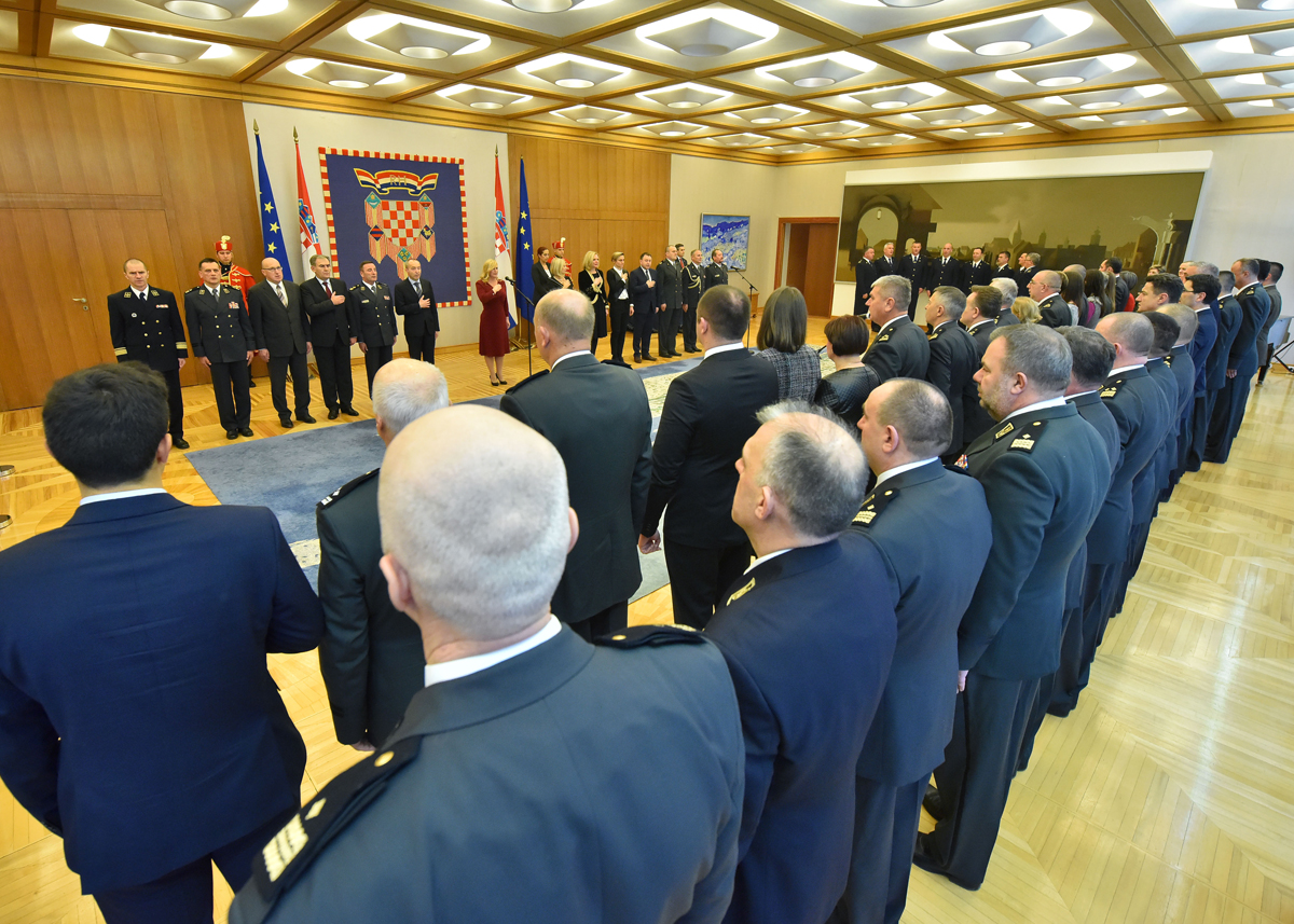 https://www.morh.hr/wp-content/gallery/prijem-umirovljenih-generala-i-brigadira-u-uredu-predsjednice-rhadira-u-uredu-predsjednice-rh/pantovcak_21122016_2.jpg