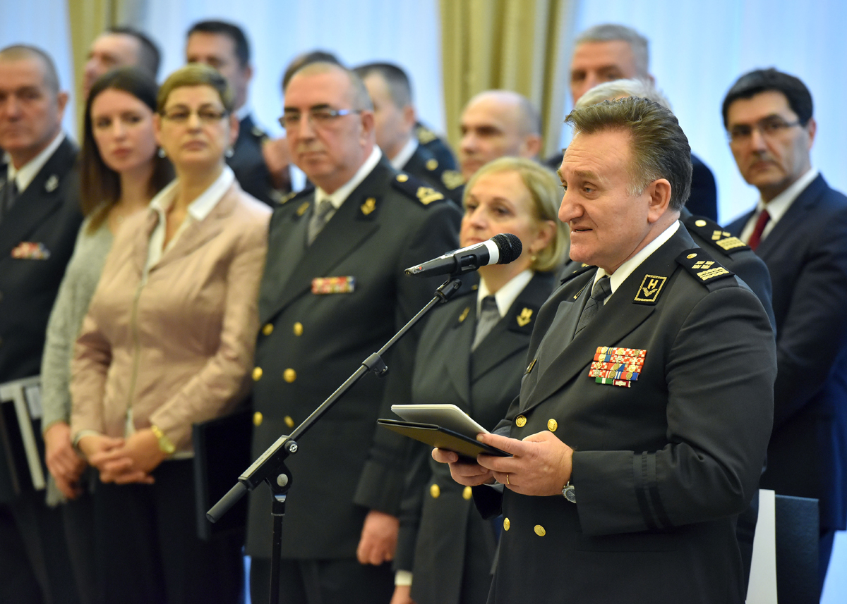 https://www.morh.hr/wp-content/gallery/prijem-umirovljenih-generala-i-brigadira-u-uredu-predsjednice-rhadira-u-uredu-predsjednice-rh/pantovcak_21122016_5.jpg