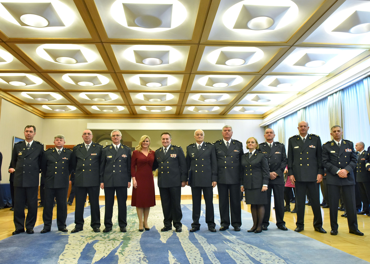 https://www.morh.hr/wp-content/gallery/prijem-umirovljenih-generala-i-brigadira-u-uredu-predsjednice-rhadira-u-uredu-predsjednice-rh/pantovcak_21122016_6.jpg