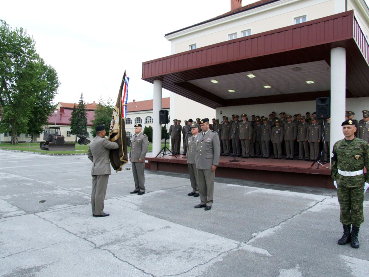 https://www.morh.hr/wp-content/gallery/primopredaja-dunosti-zapovjednika-pukovnije-vp-hkov-a-14052012/pukovnija_14052012_2.jpg