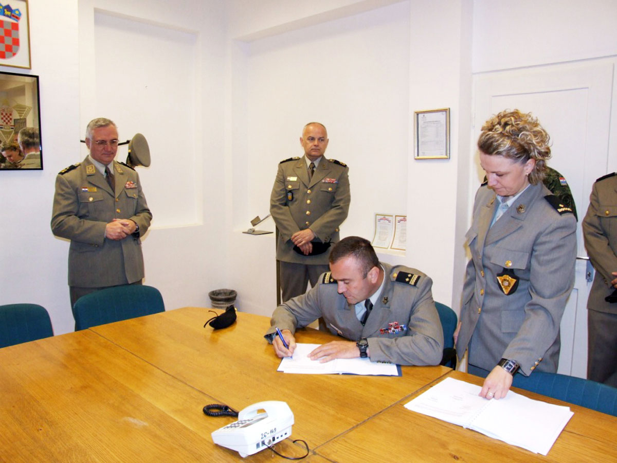 https://www.morh.hr/wp-content/gallery/primopredaja-dunosti-zapovjednika-pukovnije-vp-hkov-a-14052012/pukovnija_14052012_8.jpg