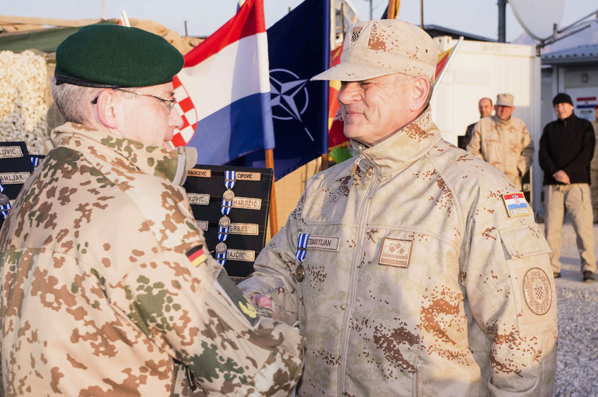 https://www.morh.hr/wp-content/gallery/primopredaja-duznosti-izmedu-5-i-6-hrvcon-a-u-misiji-resolute-support/hrvcon_13032017_09.jpg