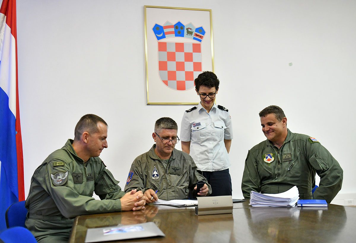 https://www.morh.hr/wp-content/gallery/primopredaja-duznosti-zapovjednika-93-zb-u-zemuniku/primopredaja_zapovjednika_93_zb28062019_03.jpg