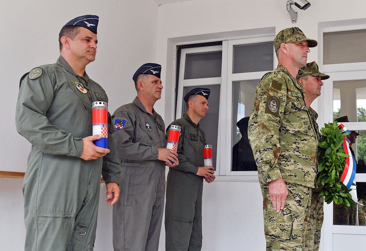 https://www.morh.hr/wp-content/gallery/primopredaja-duznosti-zapovjednika-93-zb-u-zemuniku/primopredaja_zapovjednika_93_zb28062019_04.jpg