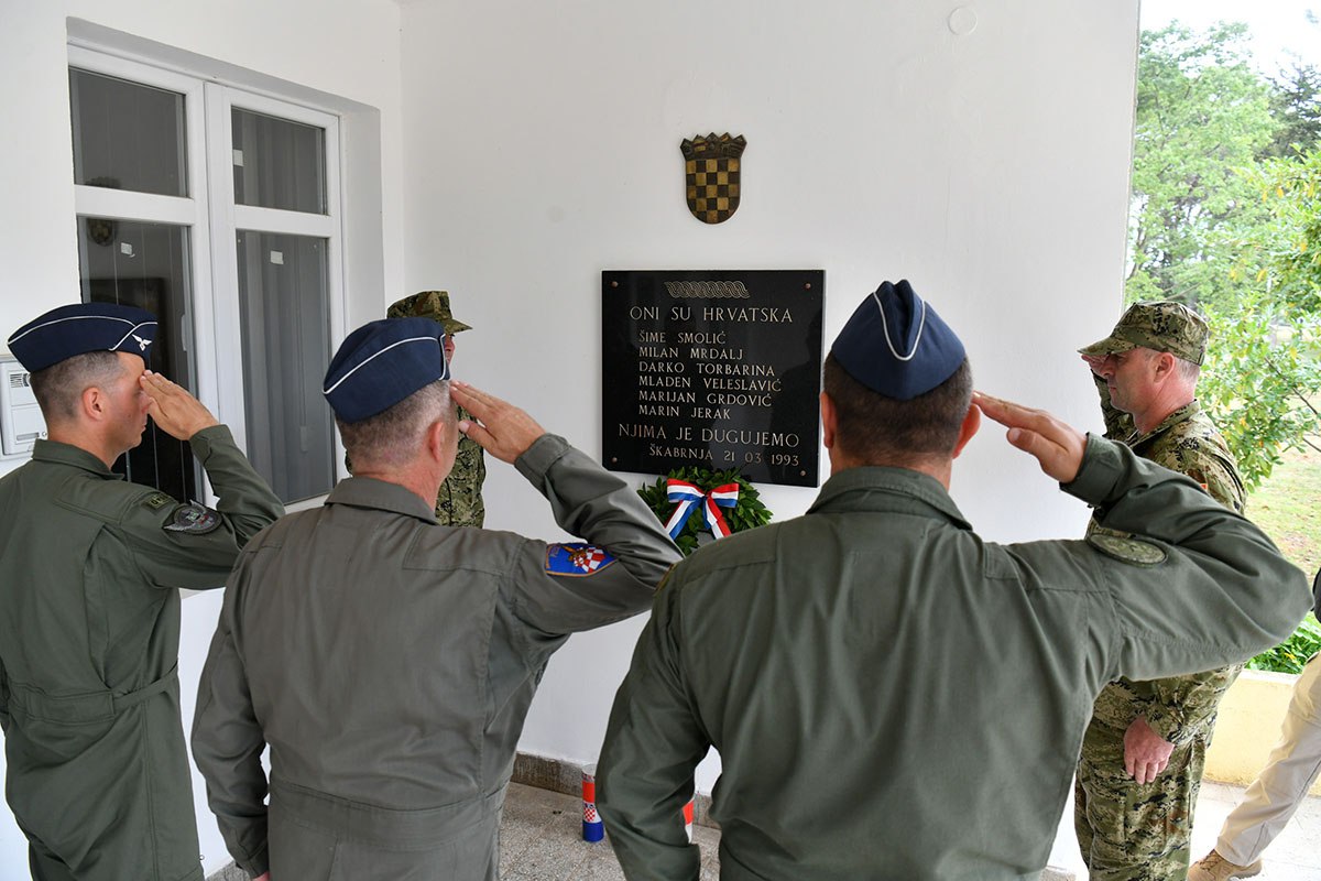 https://www.morh.hr/wp-content/gallery/primopredaja-duznosti-zapovjednika-93-zb-u-zemuniku/primopredaja_zapovjednika_93_zb28062019_05.jpg