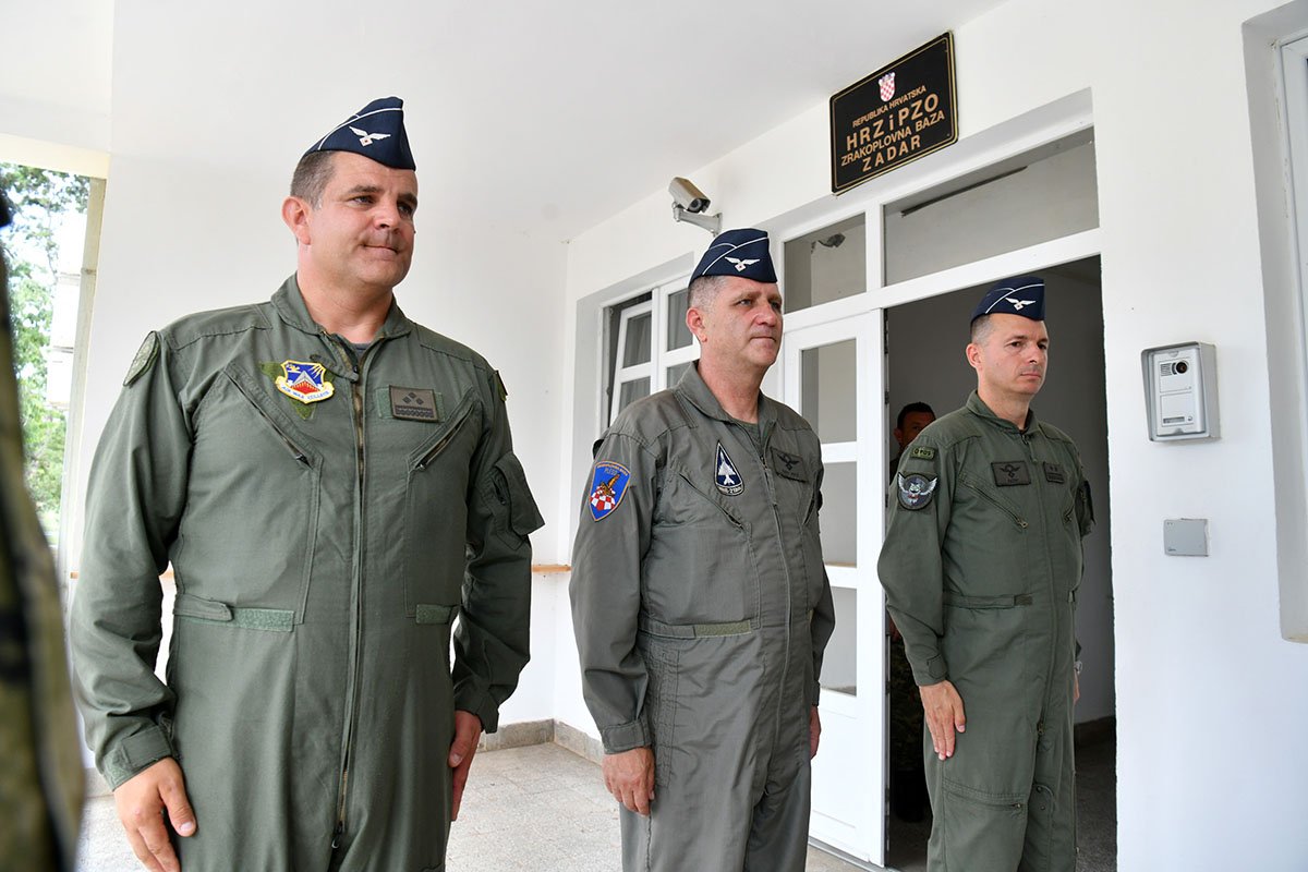 https://www.morh.hr/wp-content/gallery/primopredaja-duznosti-zapovjednika-93-zb-u-zemuniku/primopredaja_zapovjednika_93_zb28062019_06.jpg