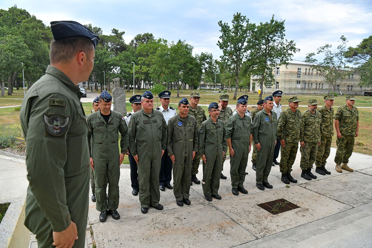 https://www.morh.hr/wp-content/gallery/primopredaja-duznosti-zapovjednika-93-zb-u-zemuniku/primopredaja_zapovjednika_93_zb28062019_07.jpg