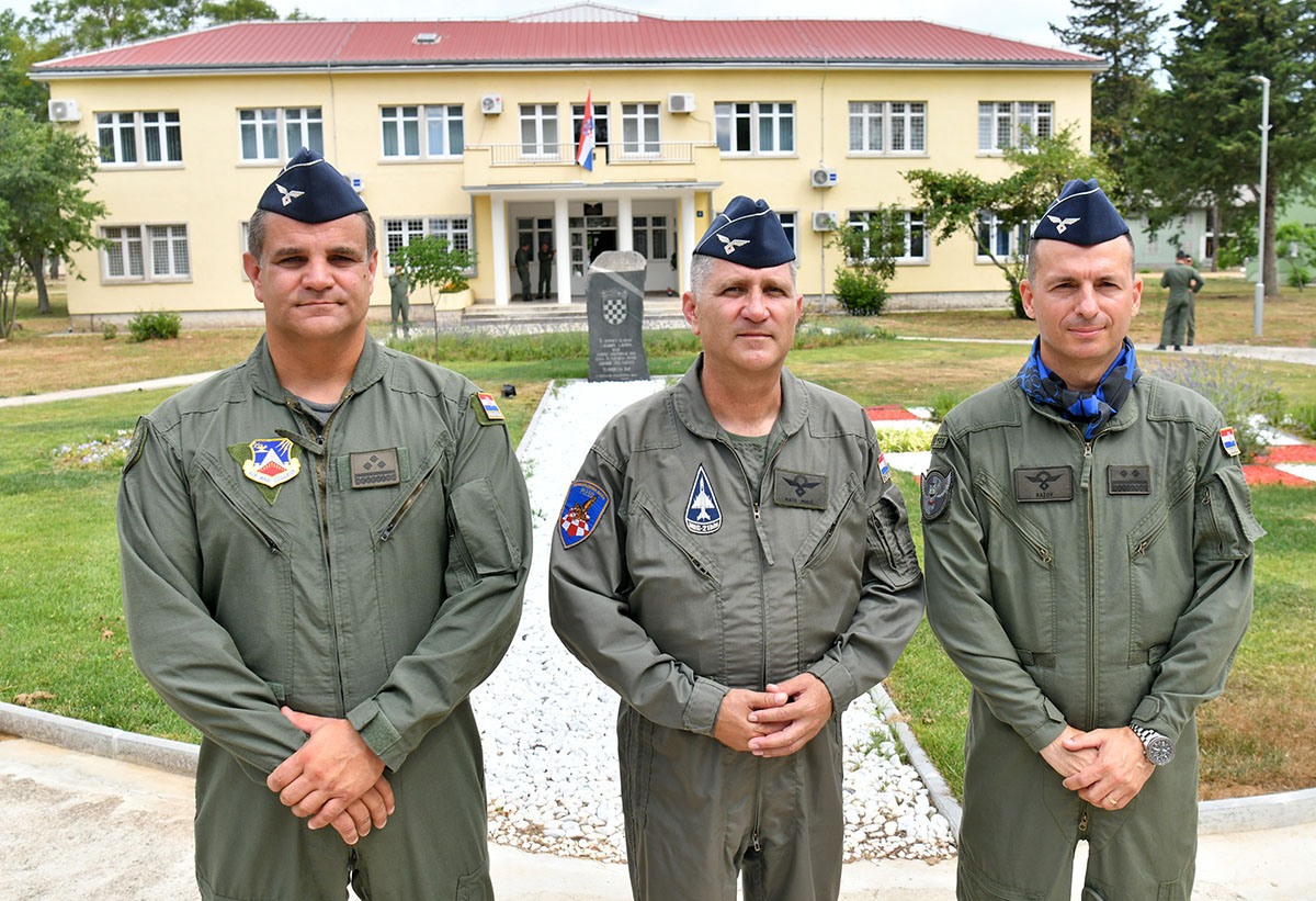 https://www.morh.hr/wp-content/gallery/primopredaja-duznosti-zapovjednika-93-zb-u-zemuniku/primopredaja_zapovjednika_93_zb28062019_v.jpg