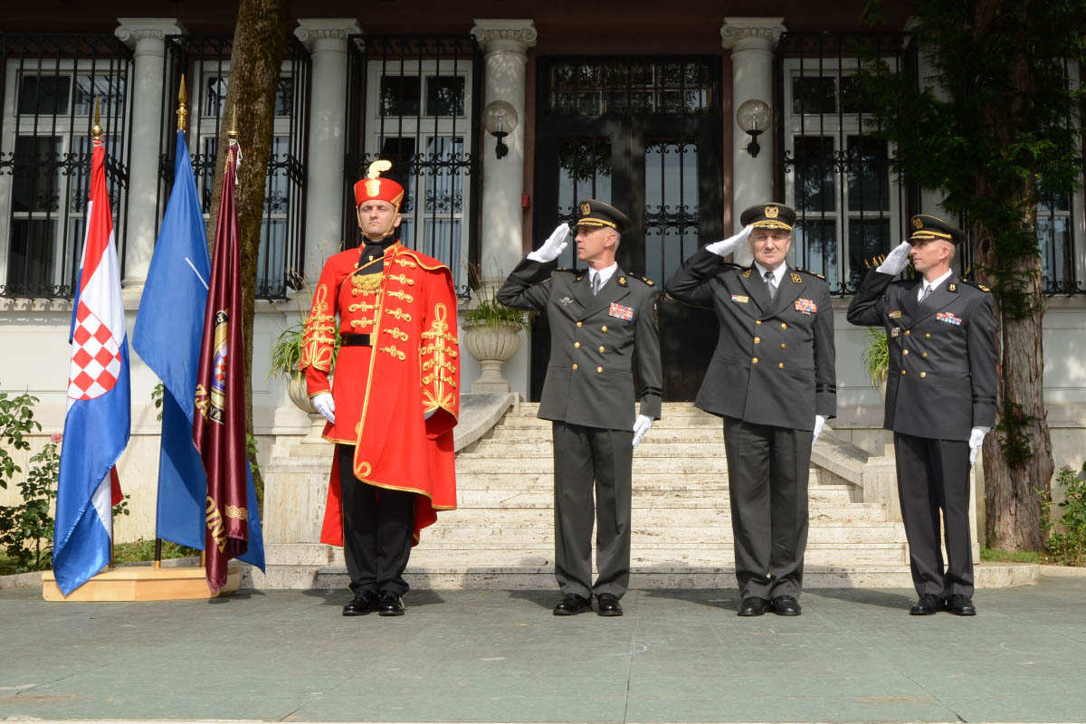 https://www.morh.hr/wp-content/gallery/primopredaja-duznosti-zapovjednika-pocasno-zastitne-bojne/pzb_30062015_02.jpg