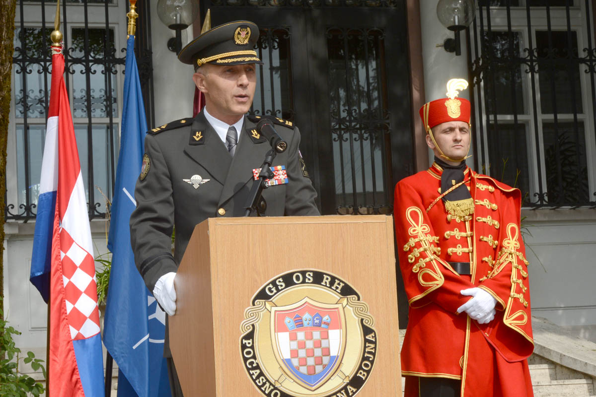 https://www.morh.hr/wp-content/gallery/primopredaja-duznosti-zapovjednika-pocasno-zastitne-bojne/pzb_30062015_03.jpg