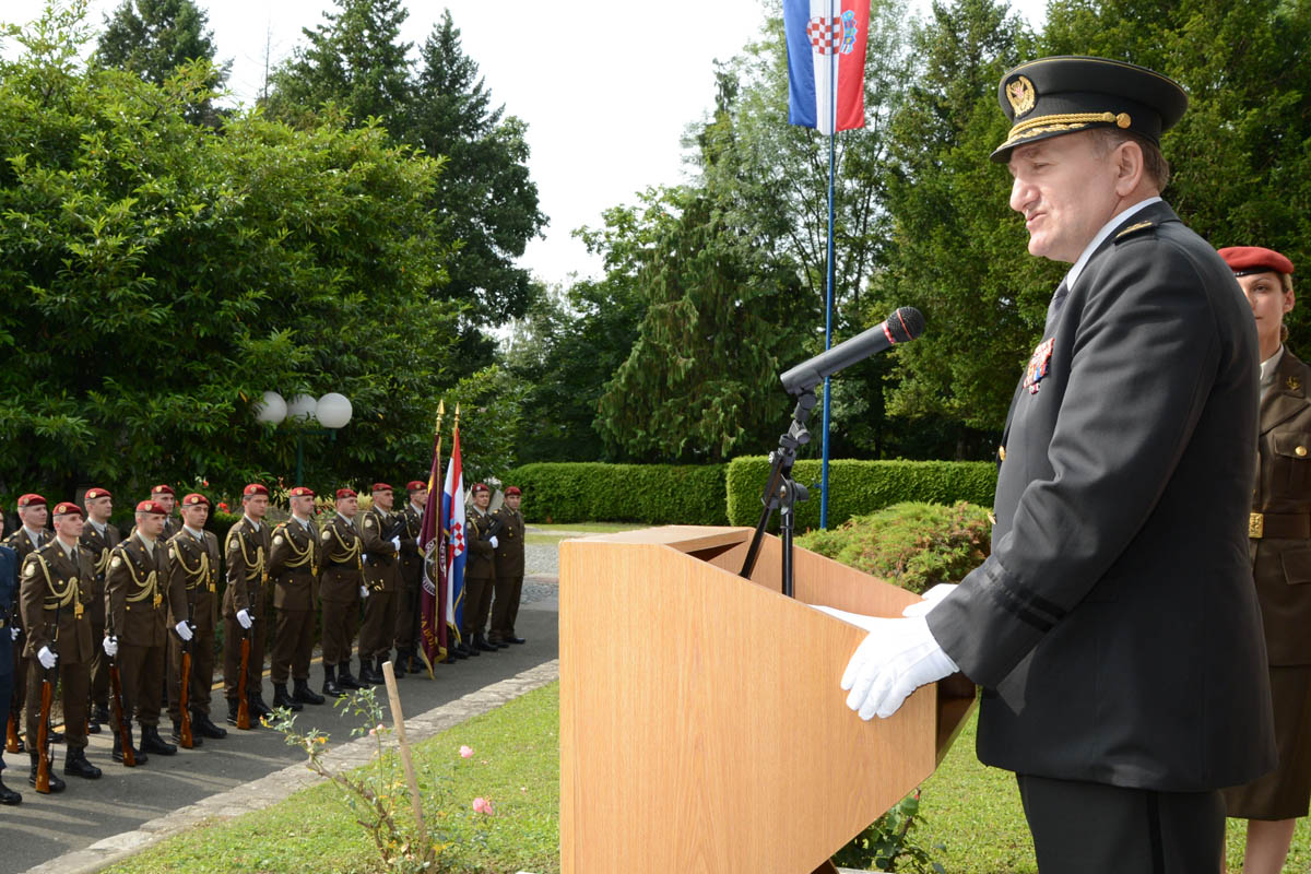 https://www.morh.hr/wp-content/gallery/primopredaja-duznosti-zapovjednika-pocasno-zastitne-bojne/pzb_30062015_08.jpg