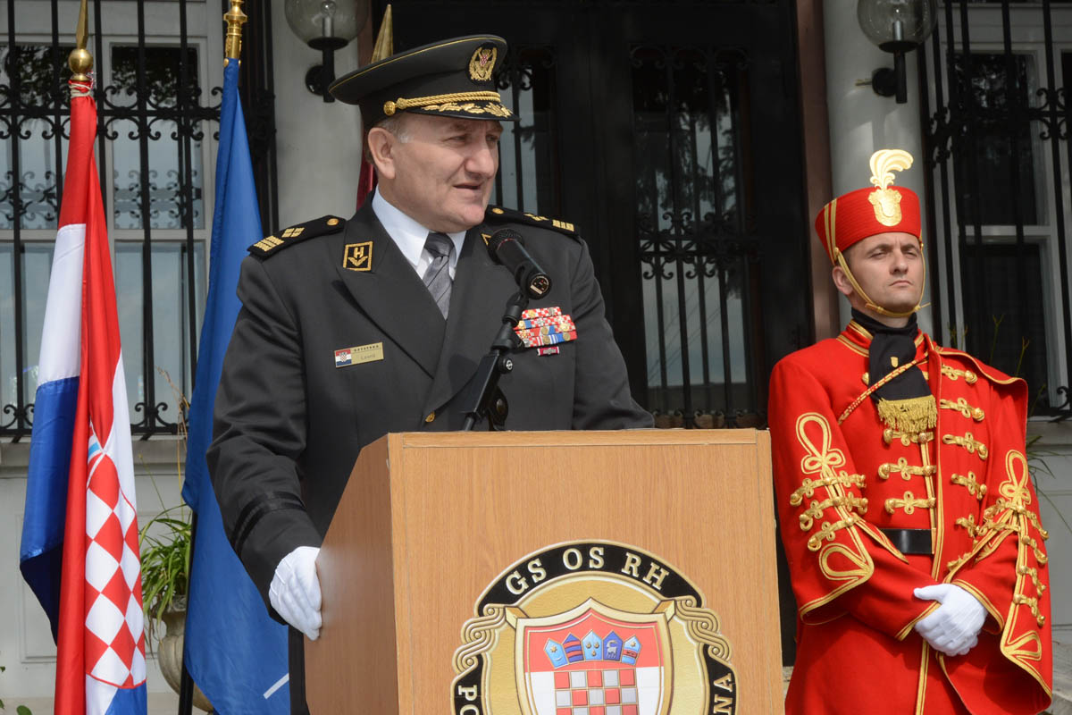 https://www.morh.hr/wp-content/gallery/primopredaja-duznosti-zapovjednika-pocasno-zastitne-bojne/pzb_30062015_09.jpg