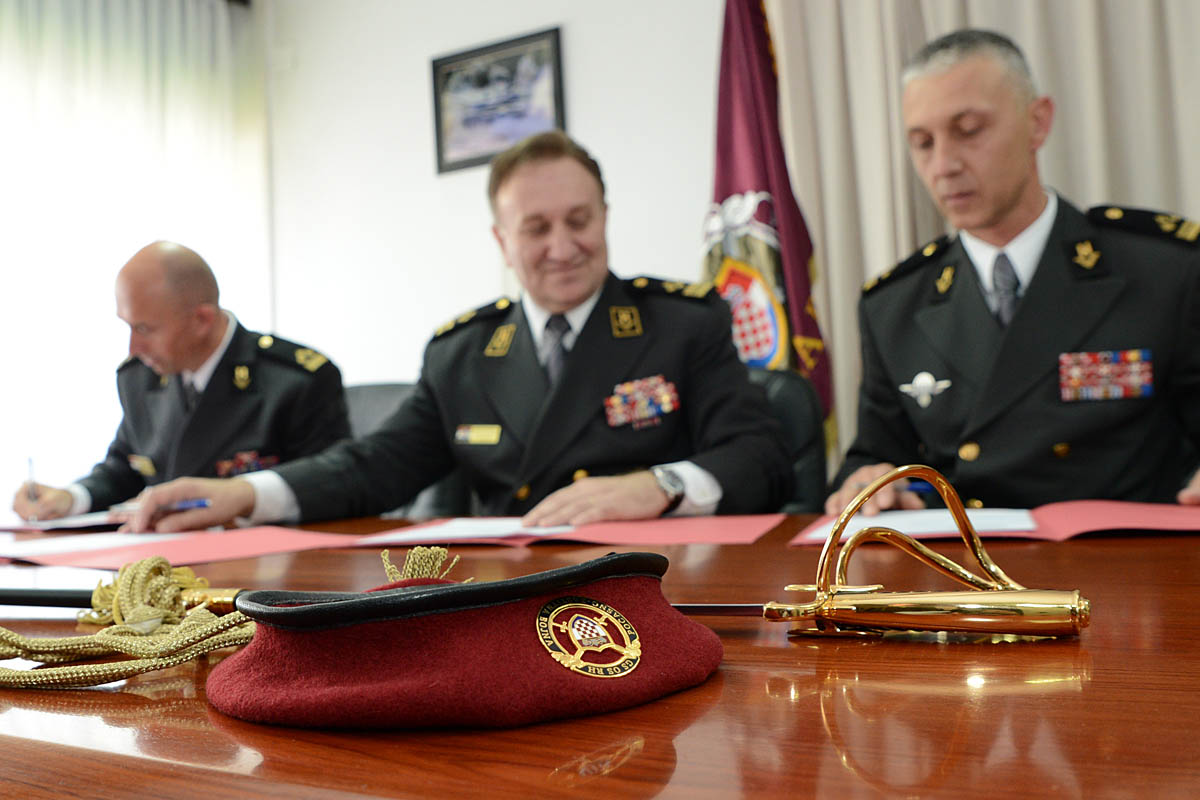 https://www.morh.hr/wp-content/gallery/primopredaja-duznosti-zapovjednika-pocasno-zastitne-bojne/pzb_30062015_11.jpg