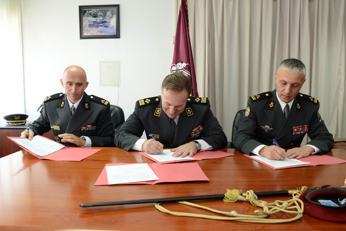 https://www.morh.hr/wp-content/gallery/primopredaja-duznosti-zapovjednika-pocasno-zastitne-bojne/pzb_30062015_12.jpg
