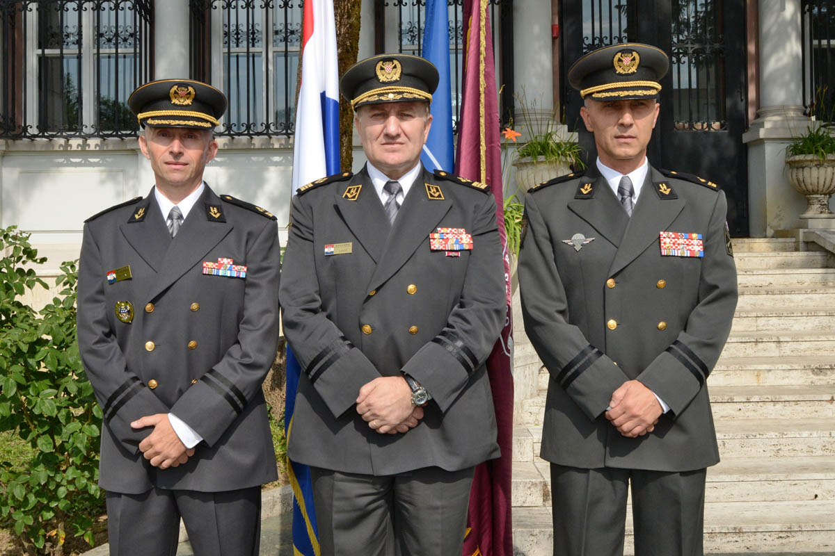 https://www.morh.hr/wp-content/gallery/primopredaja-duznosti-zapovjednika-pocasno-zastitne-bojne/pzb_30062015_13.jpg