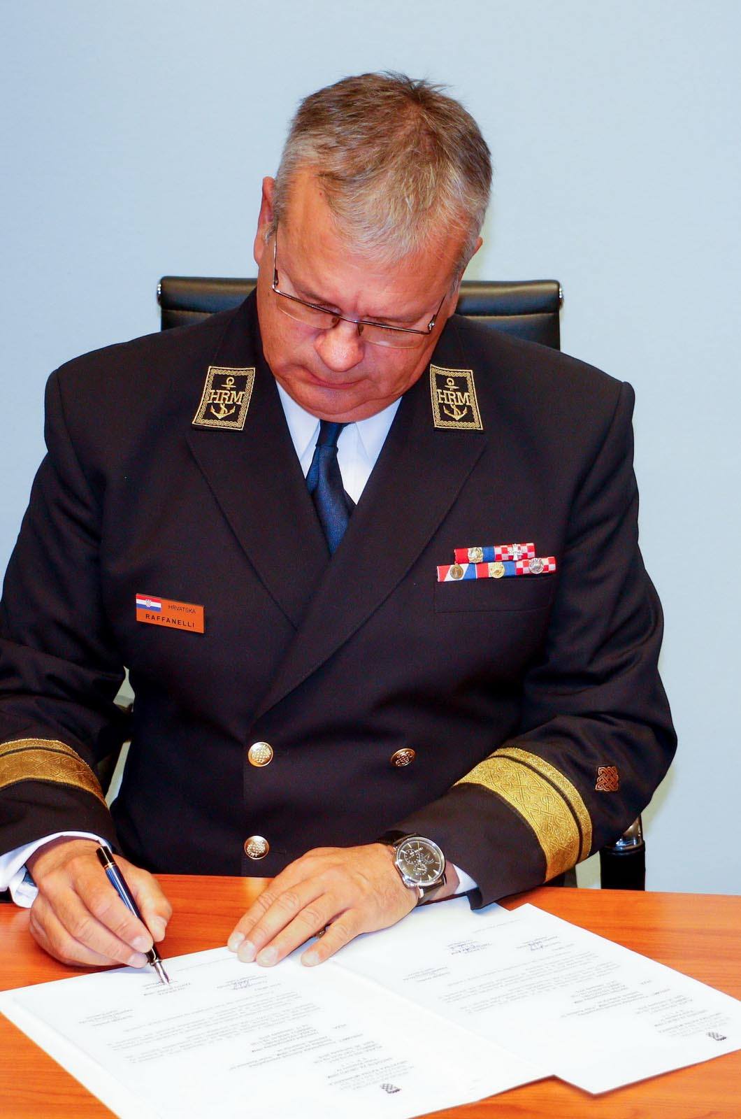 https://www.morh.hr/wp-content/gallery/primopredaja-duznosti-zapovjednika-sredista-za-obuku-hrm-a/primopredaja_duznosti_zapovjednika_sredistaza_obuku_hrm_190719_07.jpg