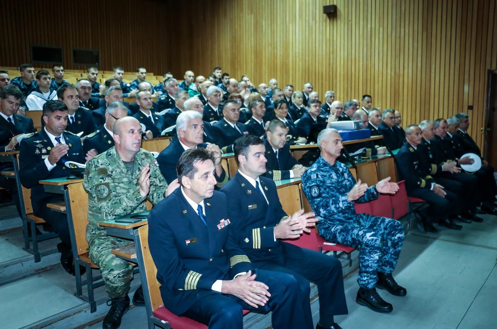 https://www.morh.hr/wp-content/gallery/primopredaja-duznosti-zapovjednika-sredista-za-obuku-hrm-a/primopredaja_duznosti_zapovjednika_sredistaza_obuku_hrm_190719_15.jpg