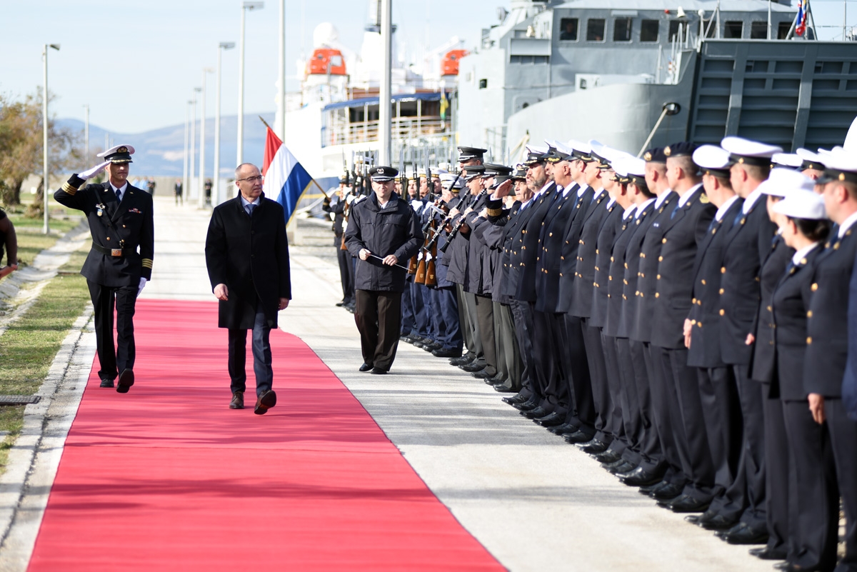https://www.morh.hr/wp-content/gallery/primopredaja-novog-obalnog-ophodnog-broda-omis-hrm-u/obalni_ophodni_brod_omis_121218_03.jpg