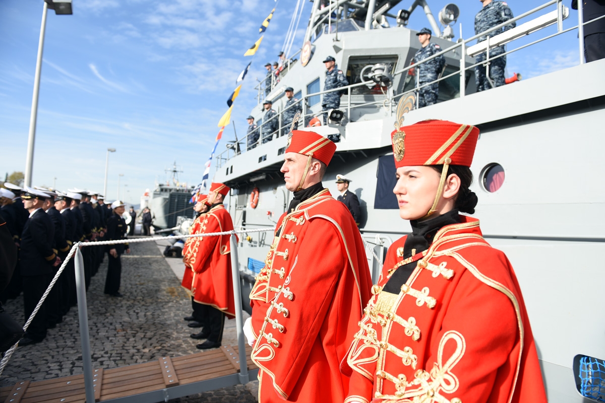 https://www.morh.hr/wp-content/gallery/primopredaja-novog-obalnog-ophodnog-broda-omis-hrm-u/obalni_ophodni_brod_omis_121218_11.jpg