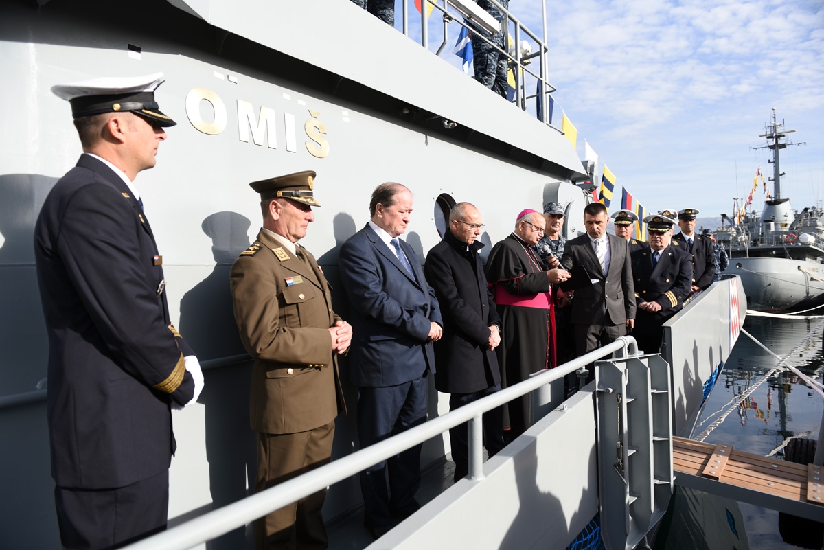 https://www.morh.hr/wp-content/gallery/primopredaja-novog-obalnog-ophodnog-broda-omis-hrm-u/obalni_ophodni_brod_omis_121218_23.jpg